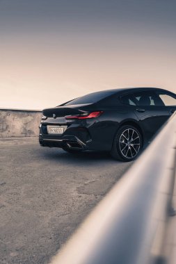 Boş park yerinde yepyeni bir BMW M850i Gran Coupe. Odessa, Ukrayna - Ağustos 2021.