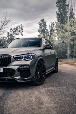 Boş yolda yeni bir SUV BMW X5 G05. Kherson, Ukrayna - Mayıs 2021. 