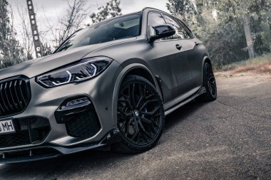 Boş yolda yeni bir SUV BMW X5 G05. Kherson, Ukrayna - Mayıs 2021. 
