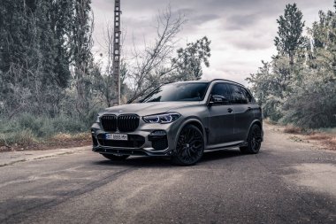 Boş yolda yeni bir SUV BMW X5 G05. Kherson, Ukrayna - Mayıs 2021. 