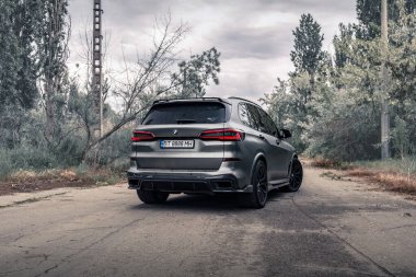 Boş yolda yeni bir SUV BMW X5 G05. Kherson, Ukrayna - Mayıs 2021. 