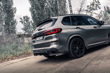 Boş yolda yeni bir SUV BMW X5 G05. Kherson, Ukrayna - Mayıs 2021. 