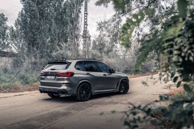 Boş yolda yeni bir SUV BMW X5 G05. Kherson, Ukrayna - Mayıs 2021. 