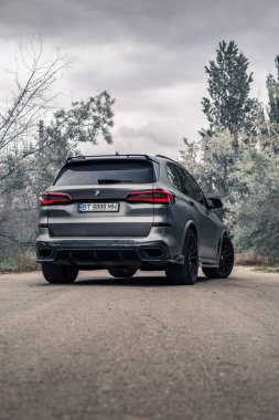 Boş yolda yeni bir SUV BMW X5 G05. Kherson, Ukrayna - Mayıs 2021. 