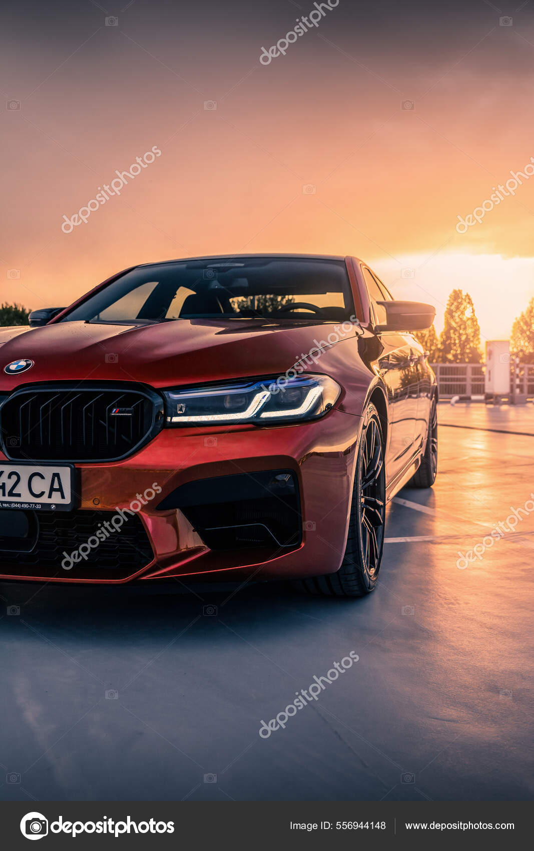 Новый Bmw F90 Lci Competition Red Color Empty Parking Lot.