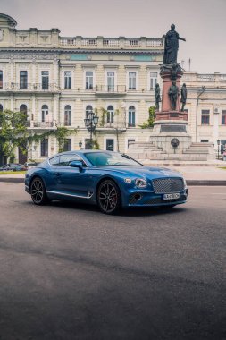Bentley Continental GT yolda mavi renkli. Odessa, Ukrayna - Haziran 2021.