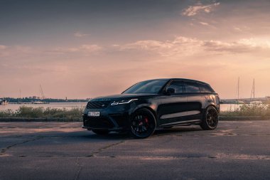 Günbatımında Black Range Velar Otobiyografisi Dinamik. Nikolaev, Ukrayna - Ağustos 2021.