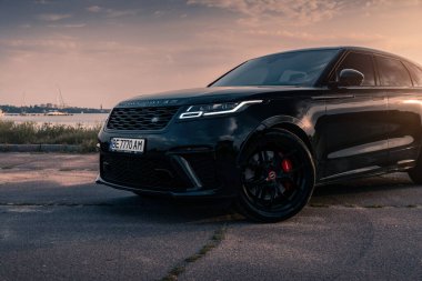 Günbatımında Black Range Velar Otobiyografisi Dinamik. Nikolaev, Ukrayna - Ağustos 2021.