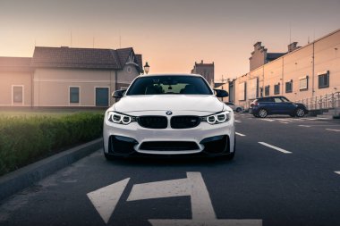 Güzel günbatımının arka planında beyaz BMW M3 F80. Kyiv, Ukrayna - Haziran 2021.