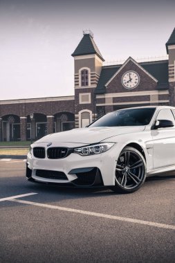 Beyaz renkli BMW M3 F80. Kyiv, Ukrayna - Haziran 2021.