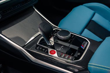 Yepyeni BMW M3 yarışması G80 vites kutusu. Kherson, Ukrayna - Mayıs 2021.