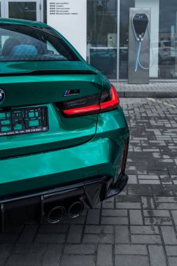 Galeride yepyeni bir BMW M3 G80 var. Kherson, Ukrayna - Mayıs 2021.
