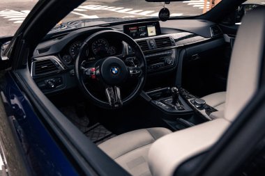 BMW M4 F82 dahili ve direksiyon simidi. Kyiv, Ukrayna - Eylül 2021.