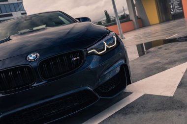 BMW M4 F82 mavi renkli. Kyiv, Ukrayna - Eylül 2021.