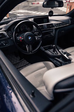 BMW M4 F82 dahili ve direksiyon simidi. Kyiv, Ukrayna - Eylül 2021.