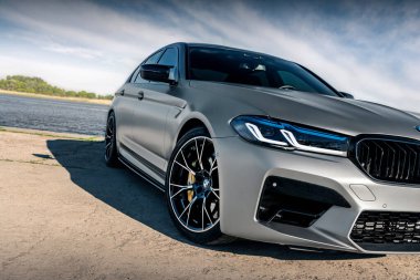 Nehrin arka planında yeni BMW M5 F90 yarışması. Kherson, Ukrayna - Mayıs 2021.