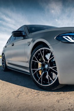 BMW M5 F90 yarışma jantları. Spor araba tekerleği. Kherson, Ukrayna - Mayıs 2021.