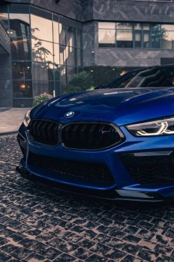 Yeni BMW M8 yarışması mavi renkte. Kyiv, Ukrayna - Haziran 2021.