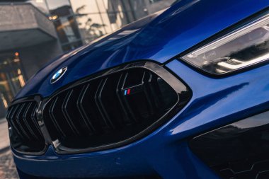 Yeni BMW M8 yarışması mavi renkte. Kyiv, Ukrayna - Haziran 2021.