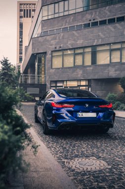 Yeni BMW M8 yarışması mavi renkte. Kyiv, Ukrayna - Haziran 2021.