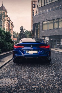 Yeni BMW M8 yarışması mavi renkte. Kyiv, Ukrayna - Haziran 2021.