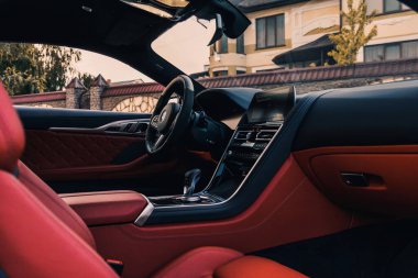 Yepyeni BMW M8 yarışması dahili ve direksiyonlu. Nikolaev, Ukrayna - Ağustos 2021.