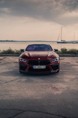 Gıcır gıcır BMW M8 yarışması Aventurine Red 'de bitti. Nikolaev, Ukrayna - Ağustos 2021.