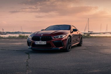 Gıcır gıcır BMW M8 yarışması Aventurine Red 'de gün batımında sona erdi. Nikolaev, Ukrayna - Ağustos 2021.