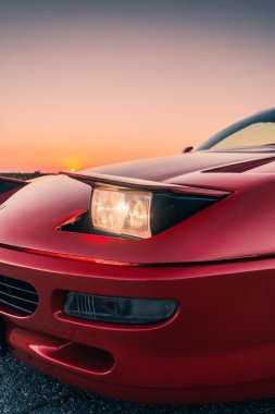 Klasik retro Ferrari 456GTA farları. Kherson, Ukrayna - Ağustos 2021.