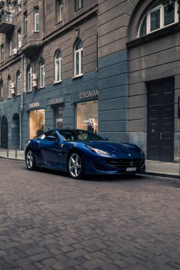 İtalyan süper araba Ferrari Portofino mavi ile bitirdi. Kyiv, Ukrayna - Eylül 2021.