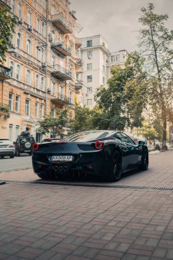 İtalyan süper arabası Ferrari 458 Italia siyah renkli. Kyiv, Ukrayna - Haziran 2021.