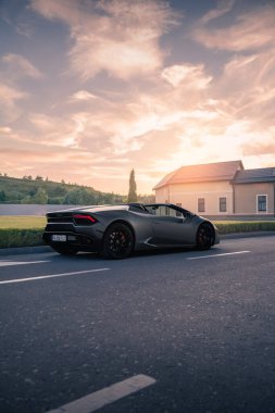 İtalyan süper arabası Lamborghini Huracan Spyder güzel bir günbatımının arka planında. Kyiv, Ukrayna - Haziran 2021.