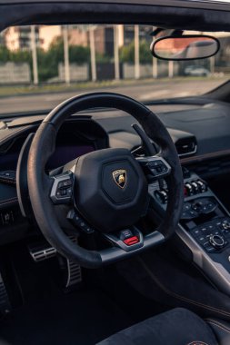 İtalyan süper arabası Lamborghini Huracan Spyder 'ın içi ve direksiyonu. Kyiv, Ukrayna - Haziran 2021.