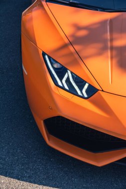 İtalyan süper arabası Lamborghini Huracan farları. Süper araba duvar kâğıdı. Kyiv, Ukrayna - Temmuz 2021.