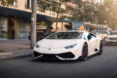 Kyiv, Ukrayna - Ağustos 2020. İtalyan süper arabası Lamborghini Huracan. Sokakta beyaz renkli..