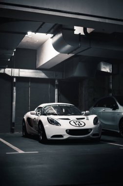 Lotus Elise beyazlar içinde bitirdi. Kyiv, Ukrayna - Kasım 2020.