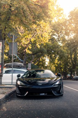 Odessa, Ukrayna - Ağustos 2020. İngiliz süper arabası McLaren 570 'ler siyah renkli..