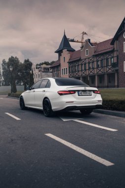 Beyaz renkli yeni Mercedes-Benz E200, Kyiv, Ukrayna - Eylül 2021.