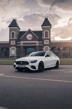 Beyaz renkli yeni Mercedes-Benz E200, Kyiv, Ukrayna - Eylül 2021.