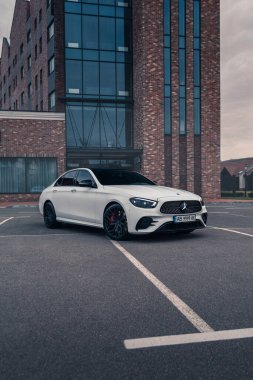 Beyaz renkli yeni Mercedes-Benz E200, Kyiv, Ukrayna - Eylül 2021.