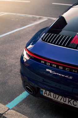 Kyiv, Ukrayna - Eylül 2019. Yeni Porsche 911 Carrera 4S 992 mavi renkli.