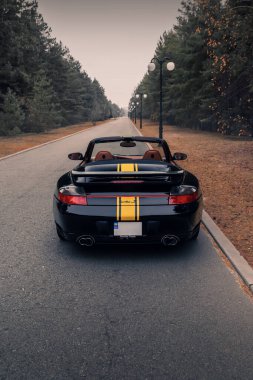 Klasik Porsche 911 996 Turbo Cabrio. Ormanda. Kyiv, Ukrayna - Kasım 2021.