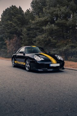 Klasik Porsche 911 996 Turbo Cabrio. Ormanda. Kyiv, Ukrayna - Kasım 2021.