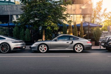 Eski klasik Porsche 911 996 Turbo gri renkli. Kyiv, Ukrayna - Haziran 2021.