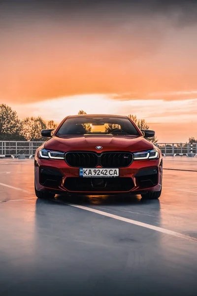 Bmw F90 Lci Verseny Piros Színben Üres Parkolóban Naplementekor — Stock Fotó