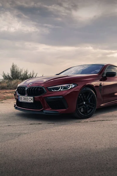 Gıcır gıcır BMW M8 yarışması Aventurine Red 'de bitti. Nikolaev, Ukrayna - Ağustos 2021.
