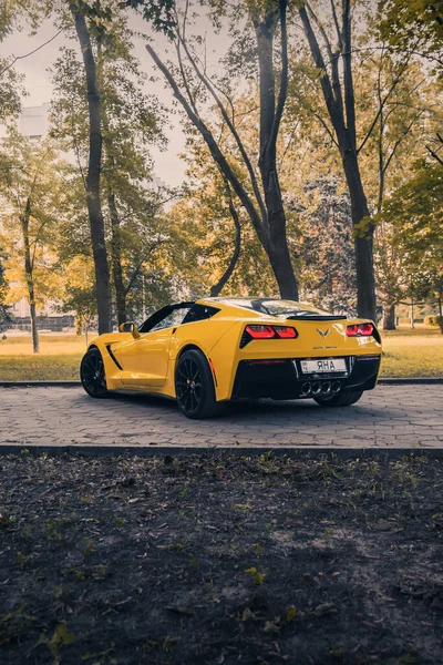 Żółty Amerykański Muscle Car Chevrolet Corvette Parku Odessa Ukraina Czerwiec — Zdjęcie stockowe