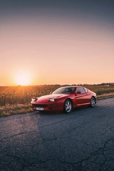 Klassieke Retro Ferrari 456Gta Eindigde Het Rood Bij Zonsondergang Kherson — Stockfoto