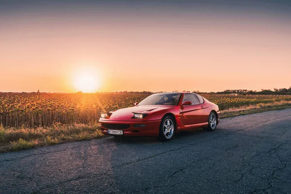 Klassieke Retro Ferrari 456Gta Eindigde Het Rood Bij Zonsondergang Kherson — Stockfoto