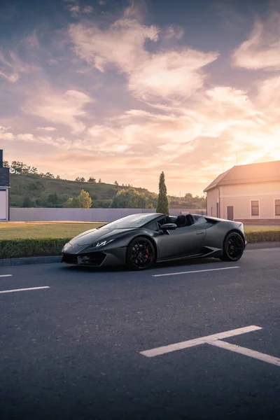 Italiaanse Supercar Lamborghini Huracan Spyder Achtergrond Van Een Prachtige Zonsondergang — Stockfoto